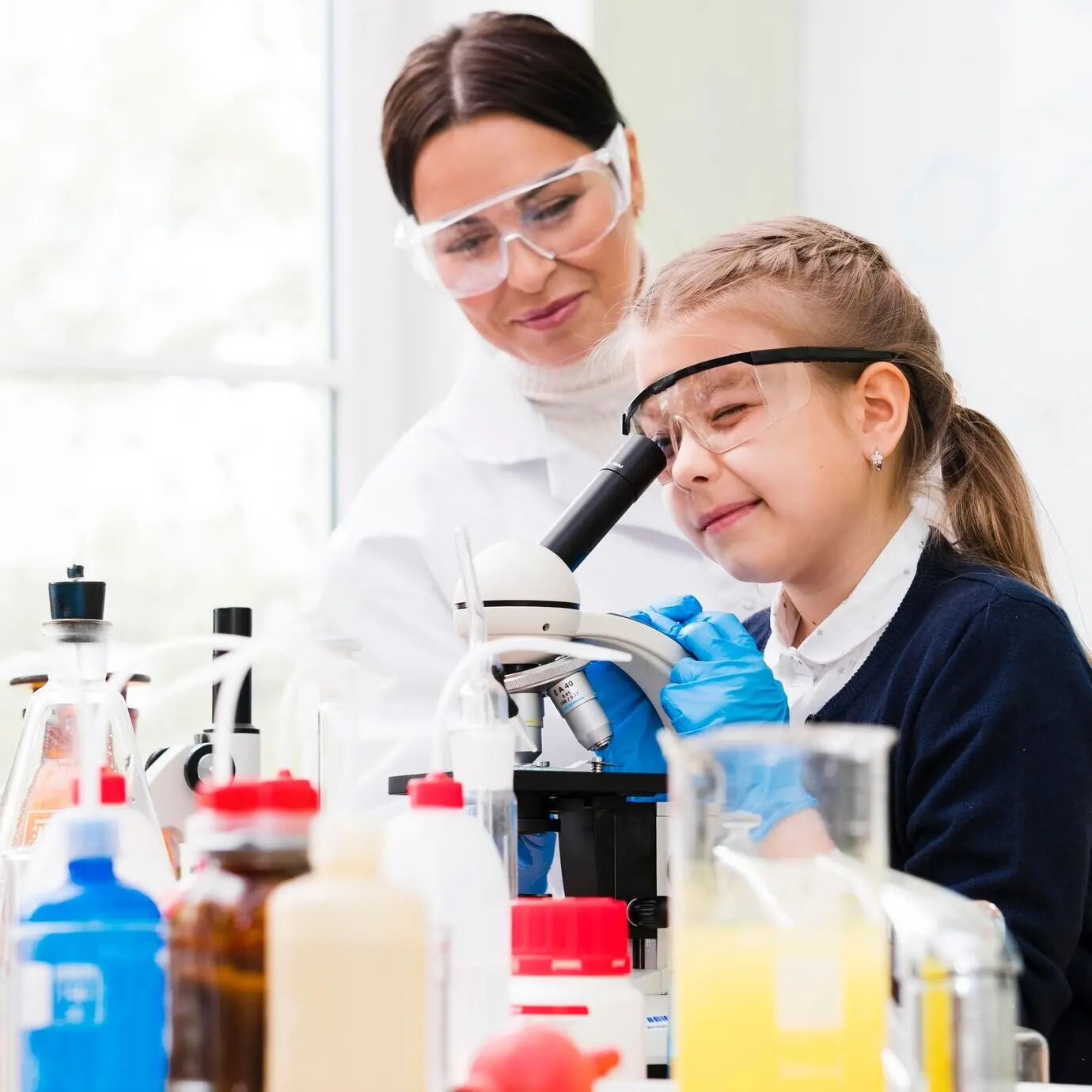 Frau und Mädchen tragen Schutzbrillen.